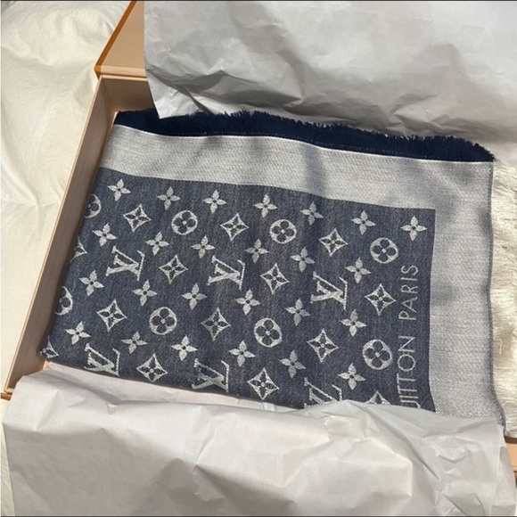LOUIS VUITTON authentic silk/wool shawl NWOT - Picture 6 of 12
